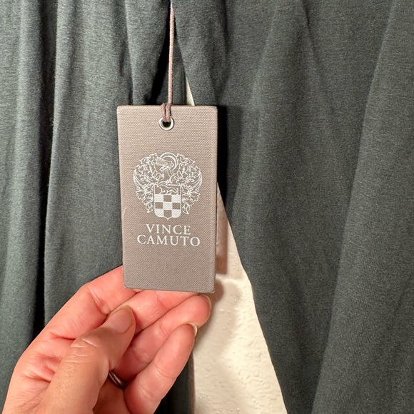 Vince Camuto Women's Long Sleeve
Asymmetrical Neckline Top Green
Size Medium - Picture 11 of 11